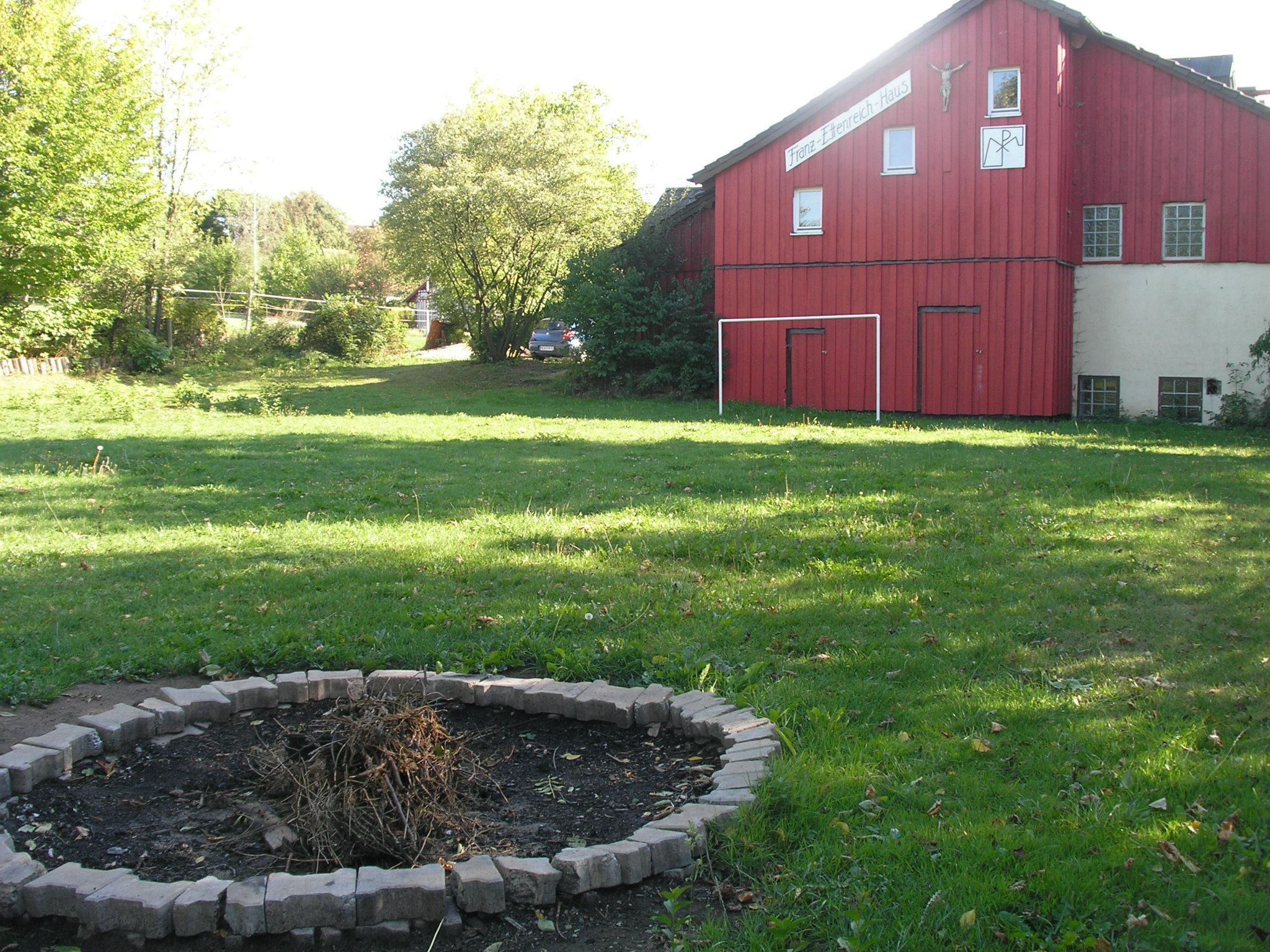 Gartenbereich mit Bolzplatz und Feuerstelle